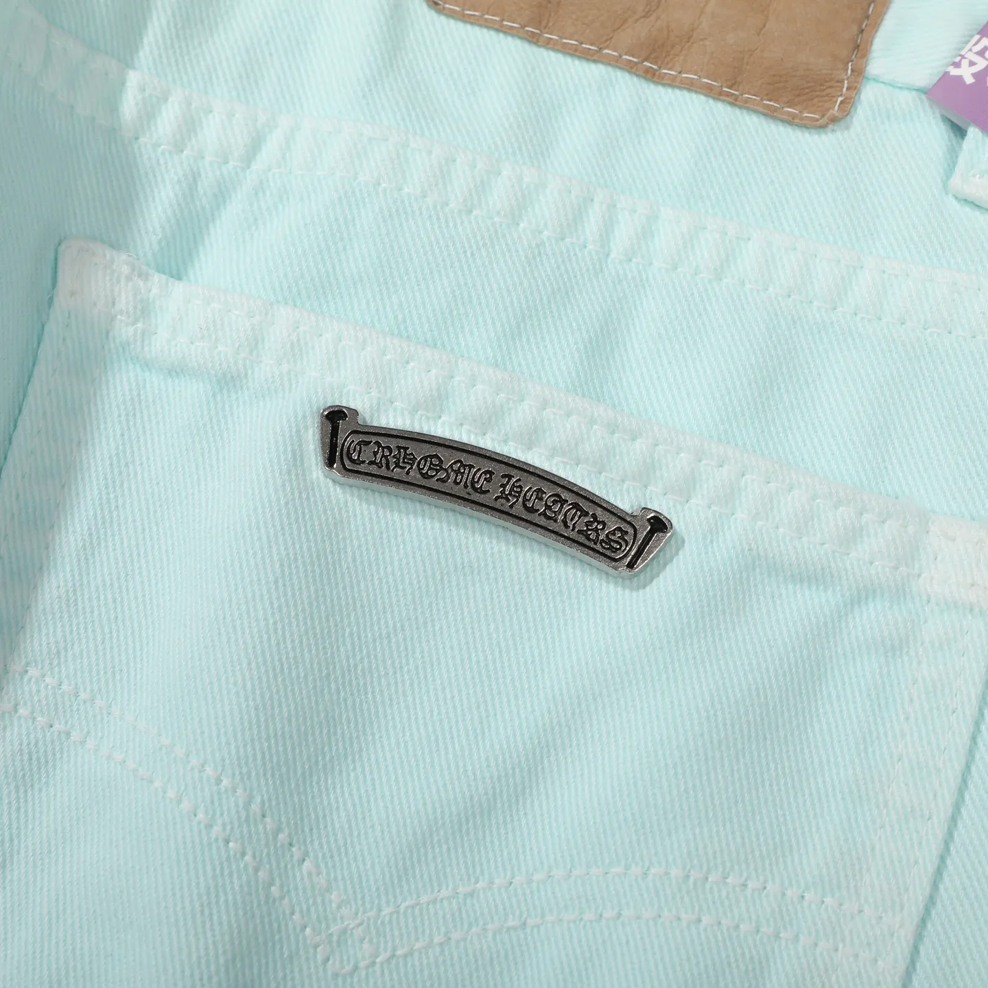 P260 Chrome Hearts light blue blue trousers, pink and blue patchwork leather couple's best friend jeans. CH jeans need to be washed and then disassembled and hand-stitched with sheepskin cross leather and then spliced ​​together. The whole piece has too many craftsmanship to explain. The patches are decorated with cross flowers, and the high-waisted washed jeans! ! Absolutely high-end luxury products, god-level single products and super popular products, made with top heavy industry, a must-see magic weapon. Customized hardware. The fabric is thick and soft after washing. It has good breathability. Customized small leather label. Unique design. The details are simple and elegant, and the workmanship is exquisite. The entire trousers are neatly routed and the details are in place! It’s so cool that both men and women can easily control the genderless trend! Color: Picture color Size: 28 30 32 34 36